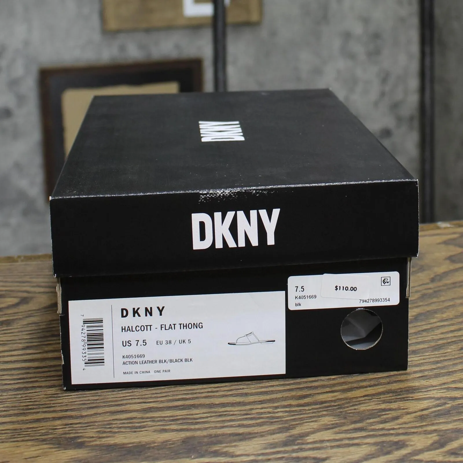 DKNY Womens HALCOTT Thong Open Toe Slide Sandals K4051669 Black 7.5M