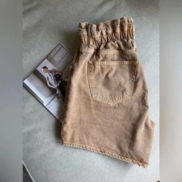 Frame Paperbag Elastic Waist High-Rise Twill Shorts In Washed Sand Size L
