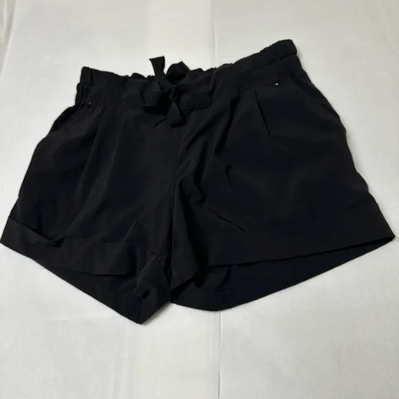 Lululemon &quot;Spring Break Away&quot; Drawstring Cuffed Shorts Black💥