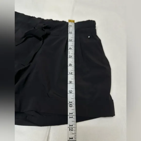Lululemon &quot;Spring Break Away&quot; Drawstring Cuffed Shorts Black💥