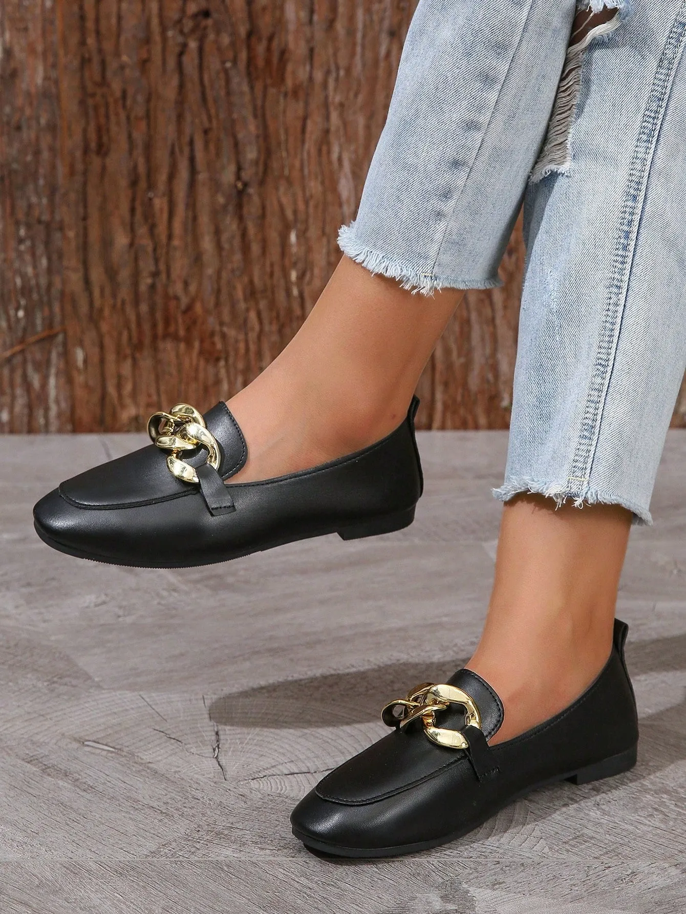 Metal Chain Decorated Flat Shoes