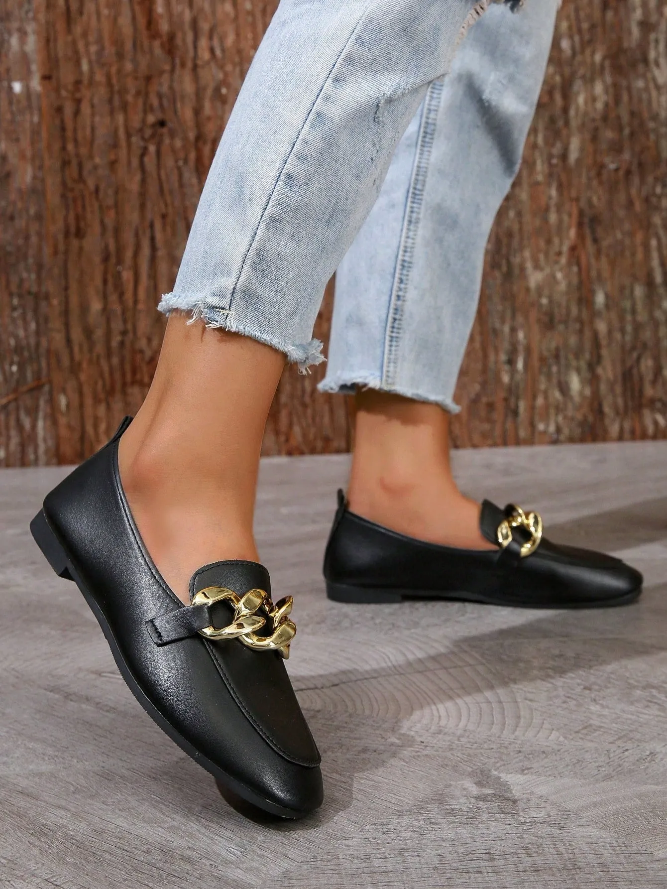 Metal Chain Decorated Flat Shoes