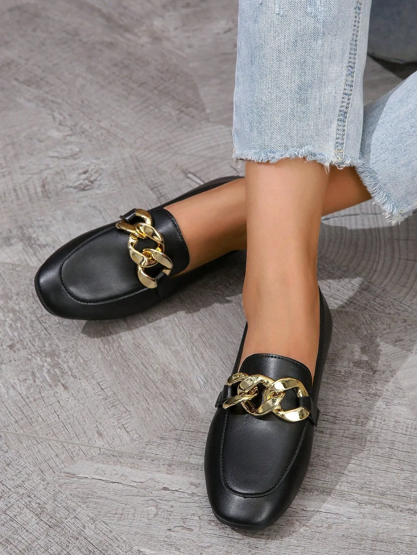 Metal Chain Decorated Flat Shoes