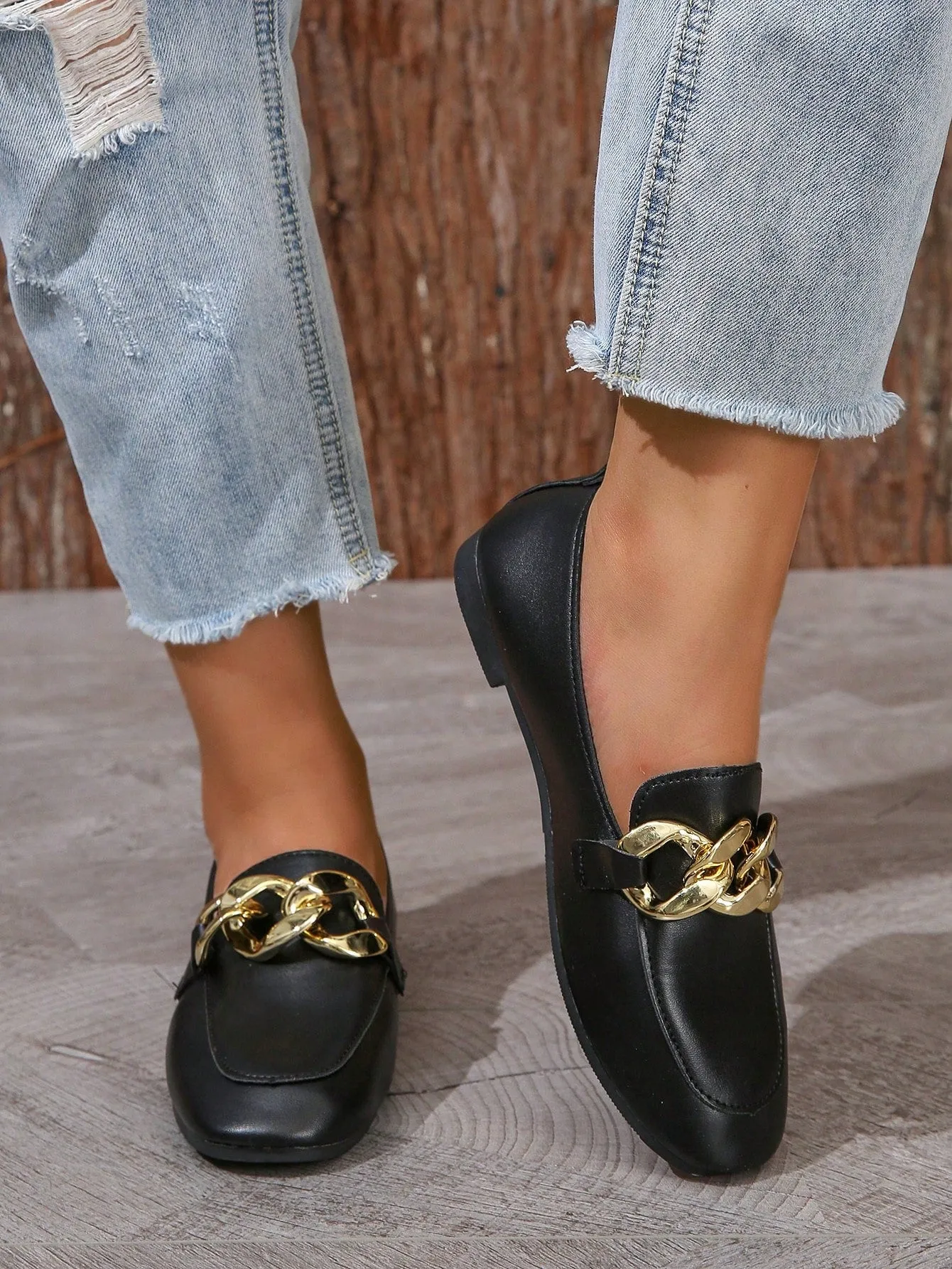 Metal Chain Decorated Flat Shoes