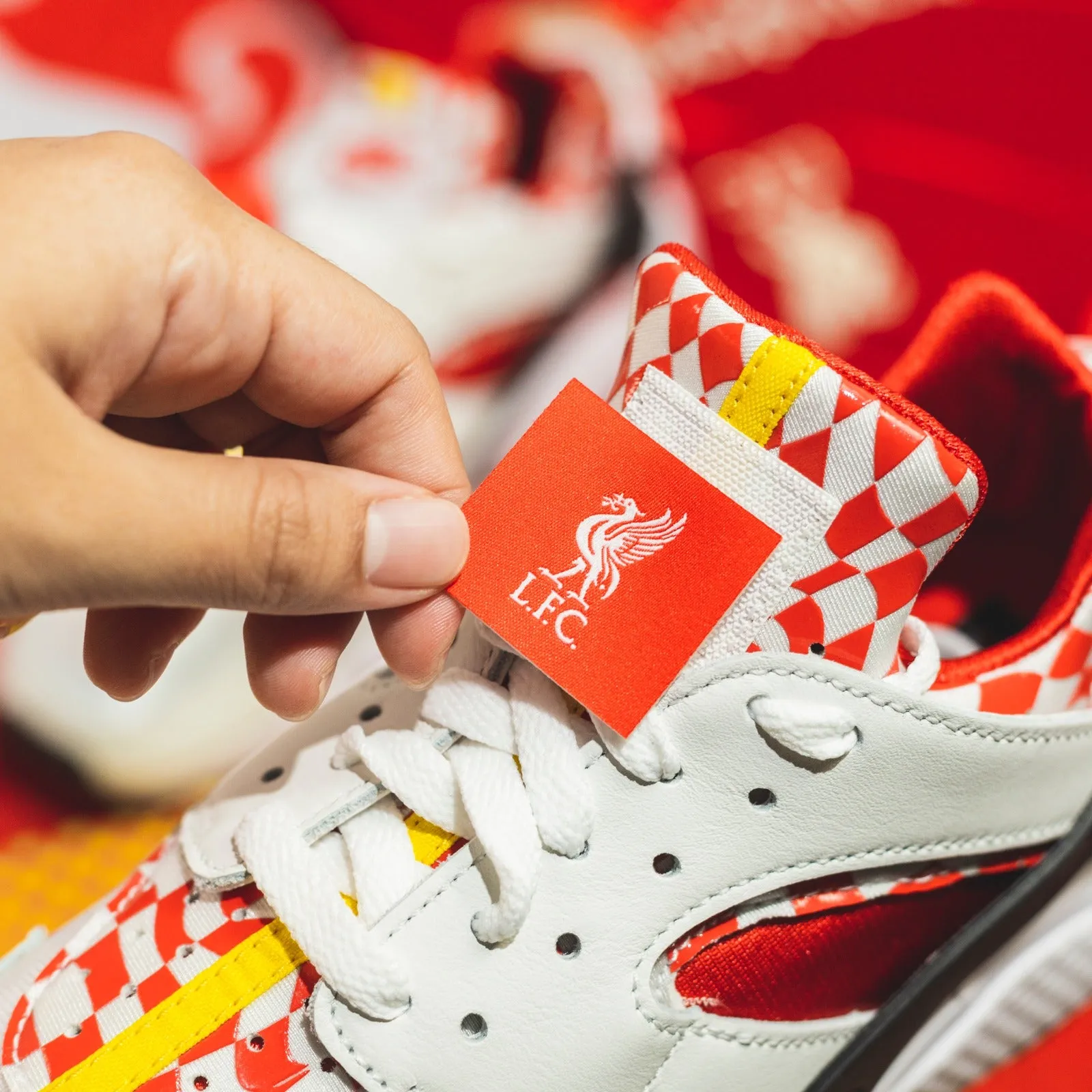 Nike Air Huarache "Liverpool" (Recommended To Take One Size Up)