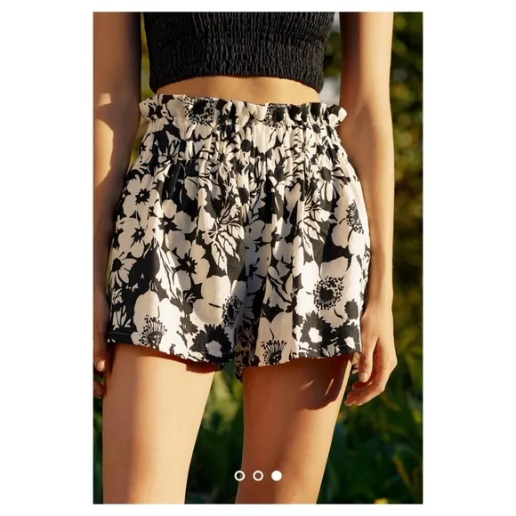NWOT Anthropologie Faithful The Brand Floral Linen Shorts Black &amp; White Size 4