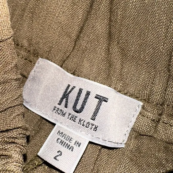 NWOT- KUT from the Kloth Nicolette - Linen Shorts With Pleats