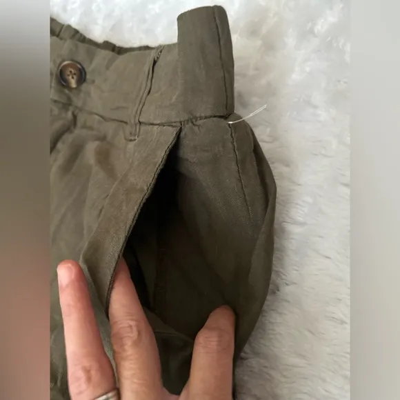NWOT- KUT from the Kloth Nicolette - Linen Shorts With Pleats
