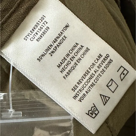 NWOT- KUT from the Kloth Nicolette - Linen Shorts With Pleats