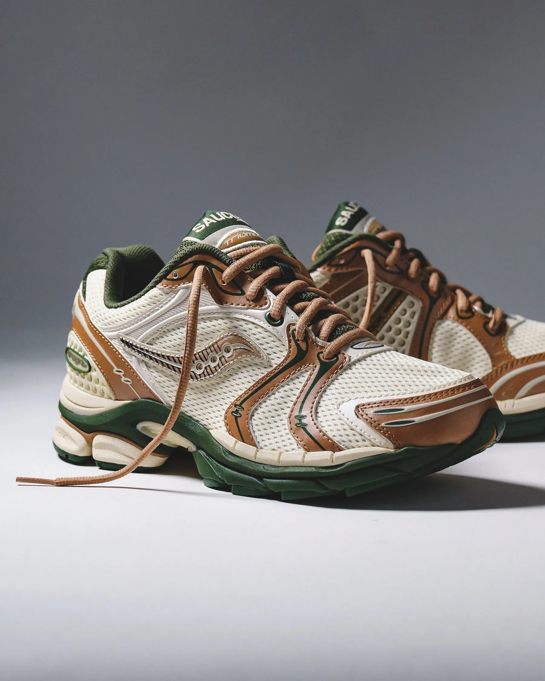 Saucony & Friends Men ProGrid Triumph 4 Cream Doe S70903-1