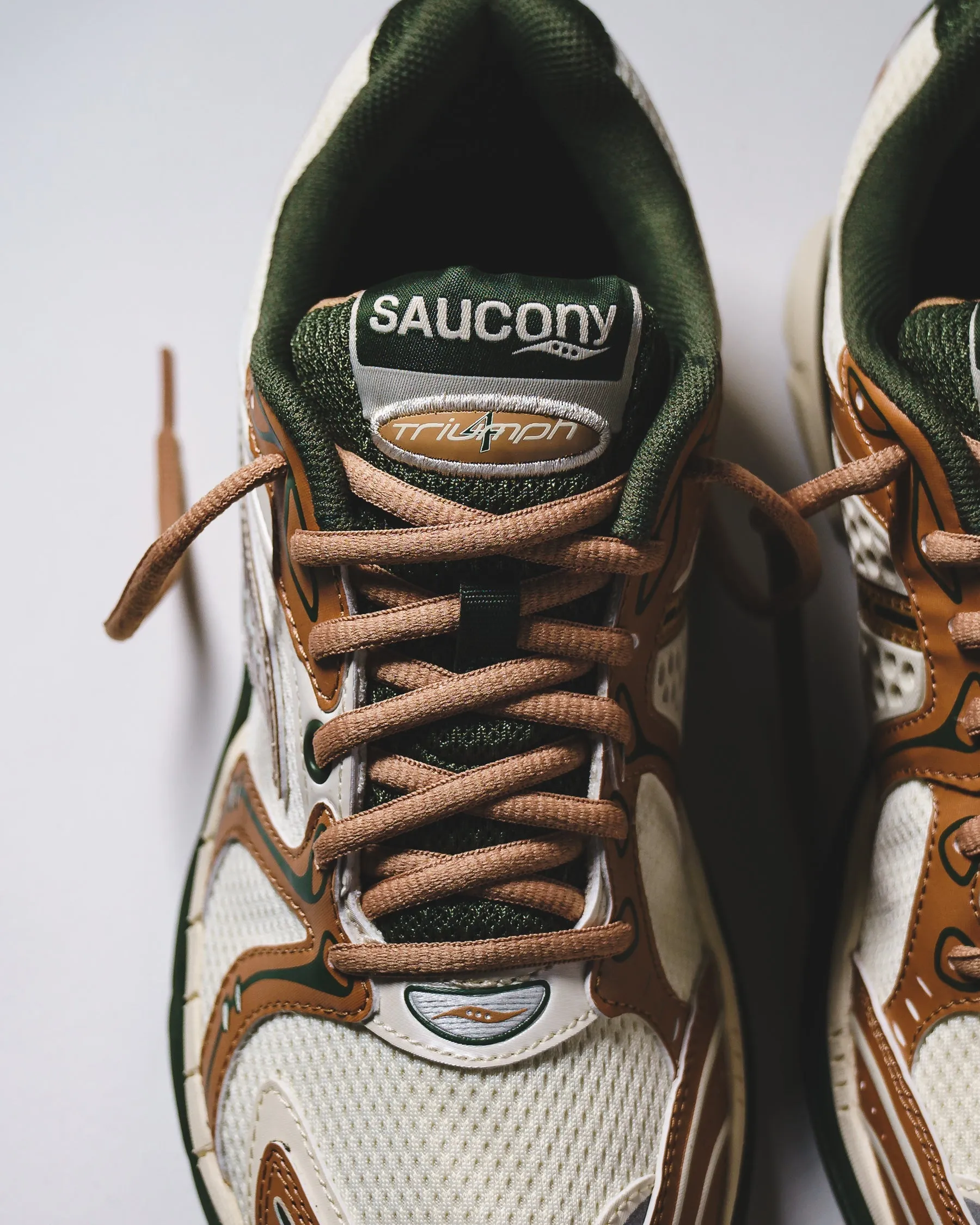 Saucony & Friends Men ProGrid Triumph 4 Cream Doe S70903-1